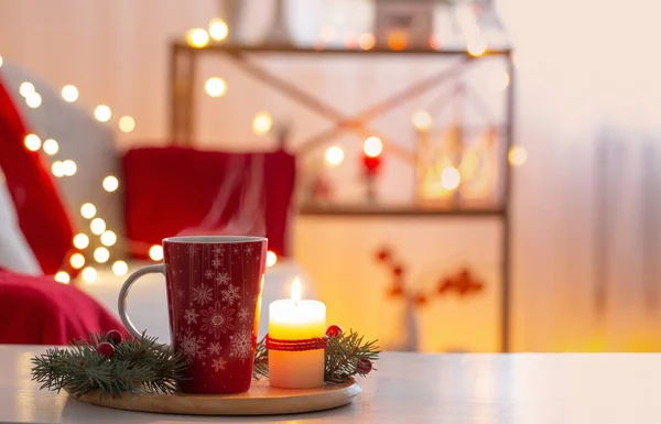 Kopje Warme Drank Met Kerstversiering Witte Rode Kleuren Thuis — Stockfoto