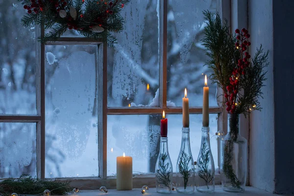 Weihnachtsdekor Auf Hintergrund Altes Holzfenster — Stockfoto