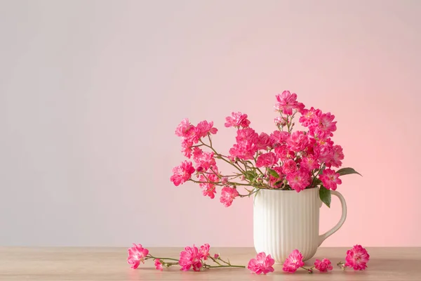 Růžové Růže Keramické Vázy Růžovém Pozadí — Stock fotografie