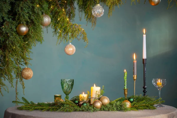 Πράσινο Και Χρυσό Διακόσμηση Χριστούγεννα Στο Τραπέζι Σκούρο Φόντο — Φωτογραφία Αρχείου
