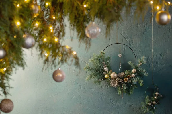 背景黑墙上装饰着金球的圣诞装饰 — 图库照片