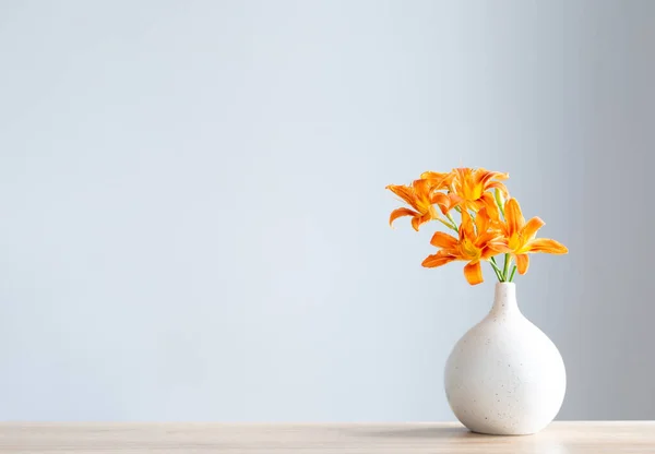Beyaz Modern Vazoda Yaz Çiçekleri Ahşap Rafta — Stok fotoğraf