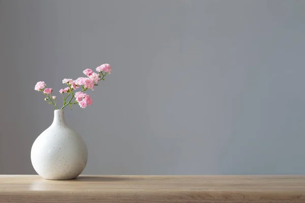 Розовые Розы Керамической Вазе Деревянном Столе — стоковое фото