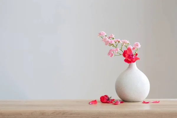Růžové Růže Keramické Váze Dřevěném Stole — Stock fotografie
