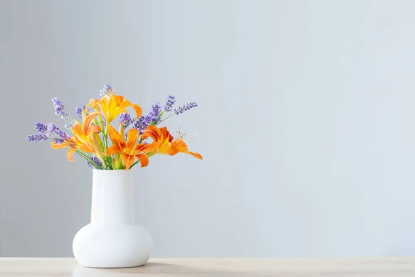 Flores Verão Jarro Branco Prateleira Madeira — Fotografia de Stock