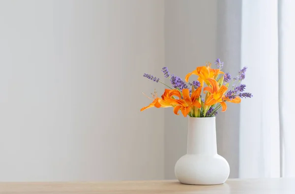 Flores Verão Jarro Branco Prateleira Madeira — Fotografia de Stock
