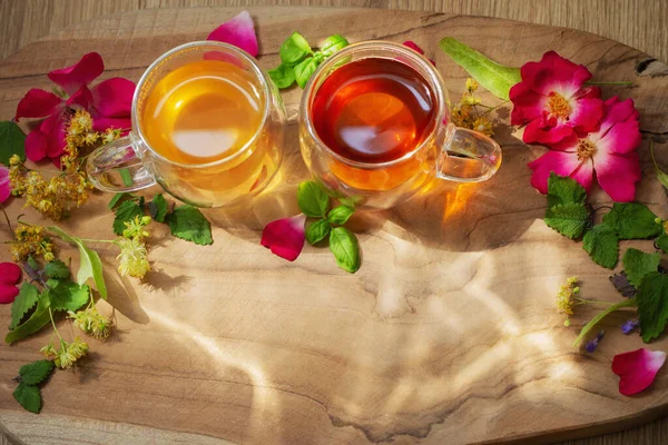 Травяной Чай Стеклянных Чашках Цветами Травами Деревянном Фоне — стоковое фото