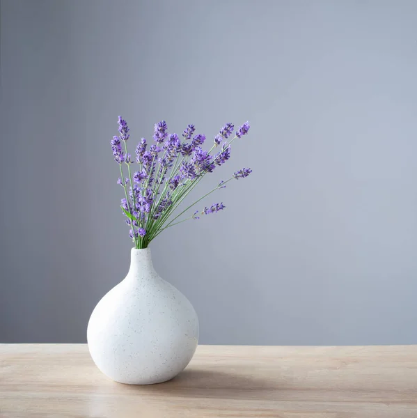 Levandule Květiny Keramické Vázy Šedém Pozadí — Stock fotografie