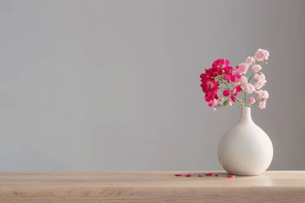 Rosas Cor Rosa Vaso Cerâmica Mesa Madeira — Fotografia de Stock