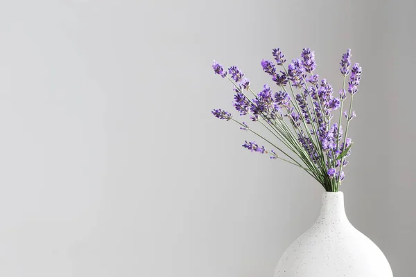 Levandule Květiny Keramické Vázy Šedém Pozadí — Stock fotografie