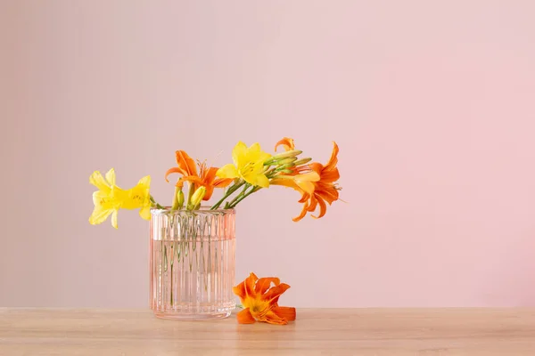 Sommerblumen Glasvase Holzregal — Stockfoto