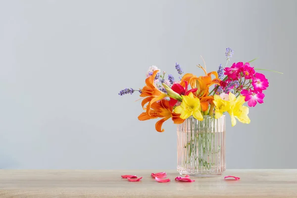 Flores Verão Vaso Vidro Prateleira Madeira — Fotografia de Stock