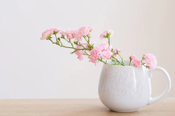 Różowe Pozy Ceramicznym Kubku Białym Tle — Zdjęcie stockowe