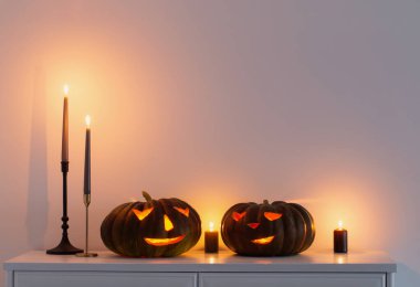 İçi yanan mumlarla dolu siyah Cadılar Bayramı balkabağı.