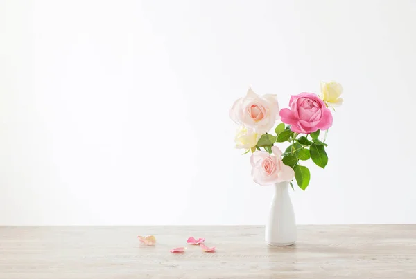 Rosas Rosadas Blancas Jarrón Cerámica Blanca Sobre Fondo Blanco —  Fotos de Stock