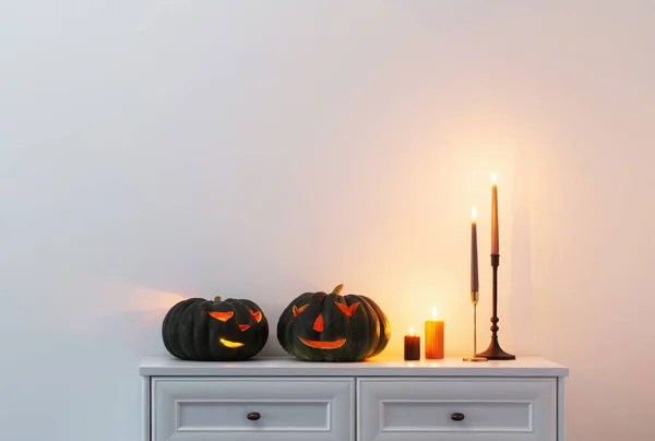Μαύρη Κολοκύθα Halloween Αναμμένα Κεριά Λευκό Εσωτερικό — Φωτογραφία Αρχείου