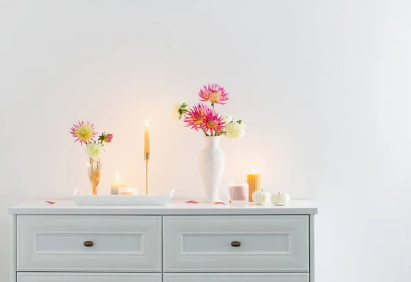 Bela Decoração Com Flores Abóboras Velas Fundo Branco — Fotografia de Stock