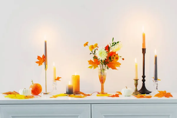 Decoração Bela Casa Outono Com Velas Chamas Interior Branco — Fotografia de Stock