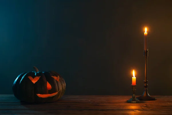 Abóboras Halloween Com Velas Acesas Fundo Escuro — Fotografia de Stock