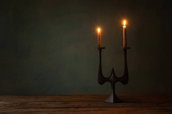 Палаючі Свічки Старовинних Свічниках Темному Фоні — стокове фото