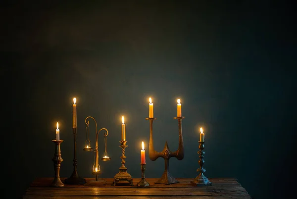 어두운 배경에서 빈티지 촛대에 촛불을 — 스톡 사진