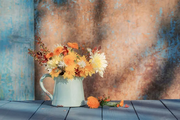 Χρυσάνθεμο Λουλούδια Κανάτα Φόντο Παλιό Τοίχο Στο Φως Του Ήλιου — Φωτογραφία Αρχείου