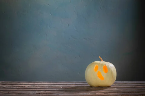 Halloween Kürbis Auf Holztisch Auf Dunkelblauem Hintergrund — Stockfoto