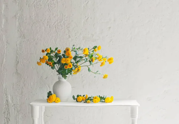 白色花瓶中的黄色菊花 背景是古老的白色墙壁 — 图库照片