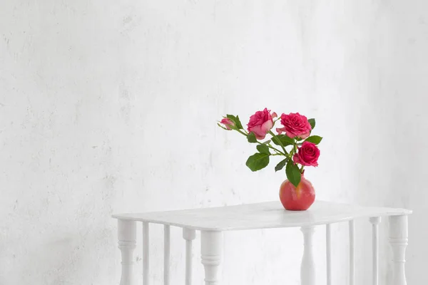 Pink Roses Pink Vase Background Old White Wall — Stock Photo, Image