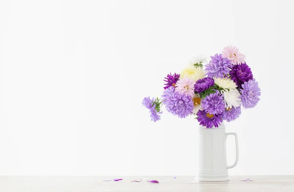 Beautiful Bouquet Asters White Jug Background White Wall — Stock Photo, Image