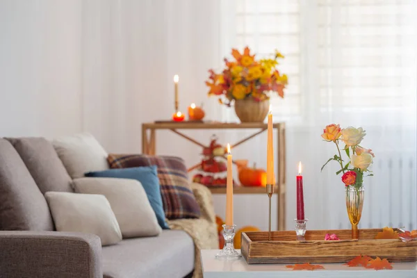 漂亮的秋天装饰在家里白色的内部 — 图库照片