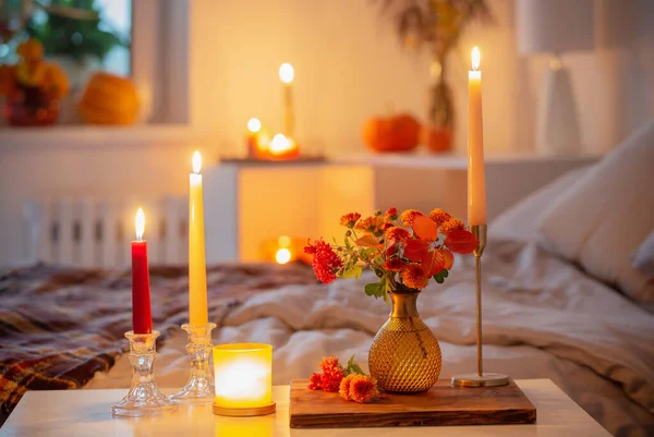 Chrysanthème Automnal Dans Vase Avec Des Bougies Allumées Dans Chambre — Photo