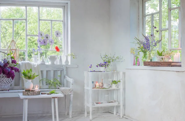 Interior Vintage Blanco Con Flores —  Fotos de Stock