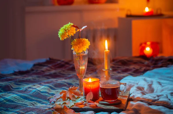 Bir Fincan Çay Vazoda Kasımpatı Yatak Odasında Yanan Mumlar — Stok fotoğraf