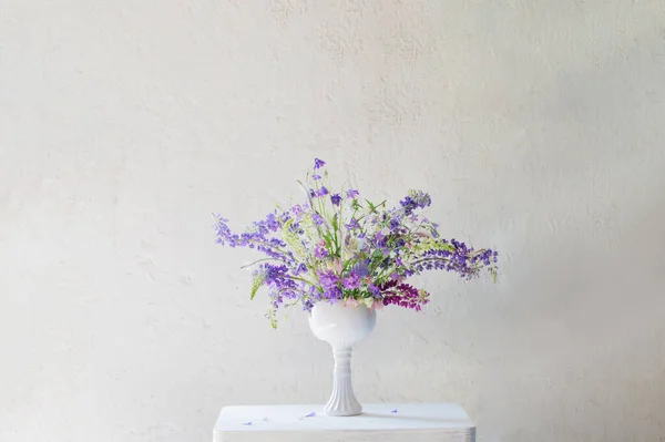 Zomer Boeket Blauwe Violette Kleuren Witte Achtergrond — Stockfoto