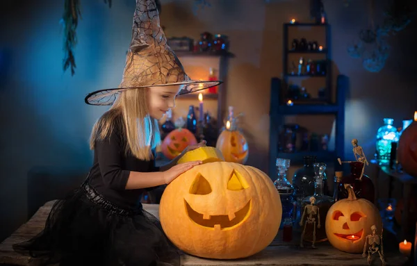 Bruxa Pequena Bonita Com Decorações Halloween — Fotografia de Stock