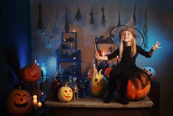 Mooie Kleine Heks Met Halloween Decoraties — Stockfoto