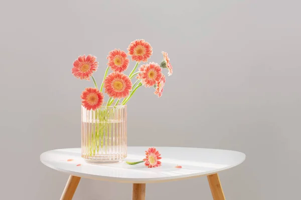 Gerber Rose Verre Vase Rose Sur Table Moderne Blanche — Photo