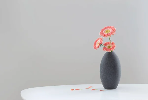 Gerber Rose Vase Gris Sur Table Blanche Sur Fond Mur — Photo