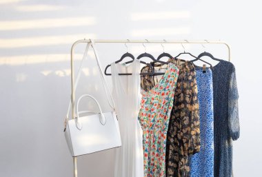 Beyaz arka plandaki askılarda yaz elbiseleri