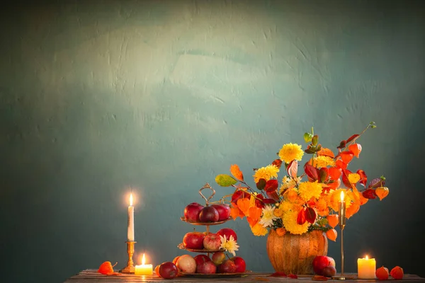 ダークウォールの木のテーブルの上の美しい秋の花束 — ストック写真