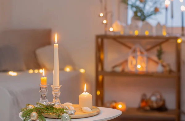 Mooie Witte Kamer Met Kerstdecor Met Brandende Kaarsen — Stockfoto