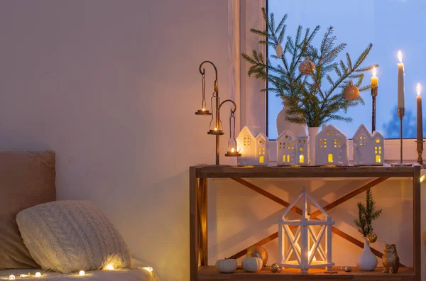 Schönes Weißes Zimmer Mit Weihnachtsdekor Mit Brennenden Kerzen — Stockfoto