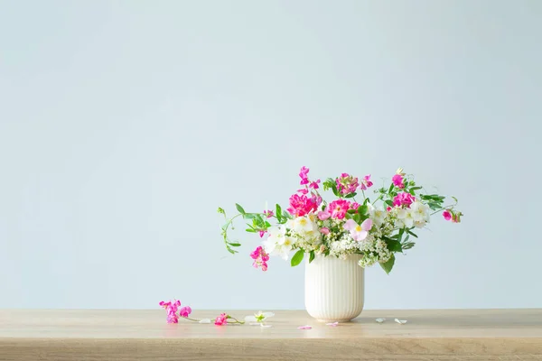 Letnie Kwiaty Ceramicznych Filiżanek Jasnym Tle — Zdjęcie stockowe