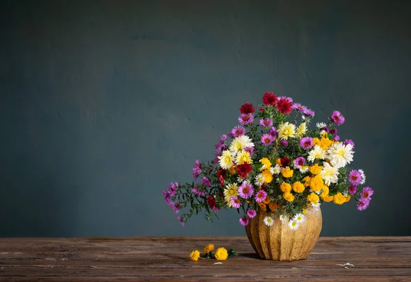 Ramo Crisantemos Colores Jarrón Sobre Fondo Pared Oscura — Foto de Stock