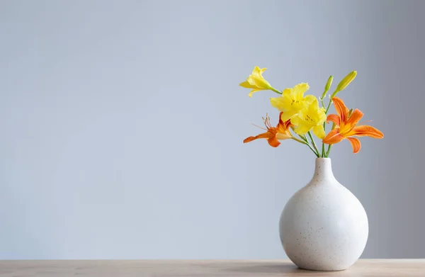 在木制架子上的白色现代花瓶中的夏日花朵 — 图库照片