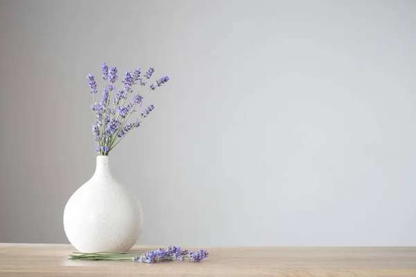 灰色背景陶瓷花瓶中的薰衣草花 — 图库照片