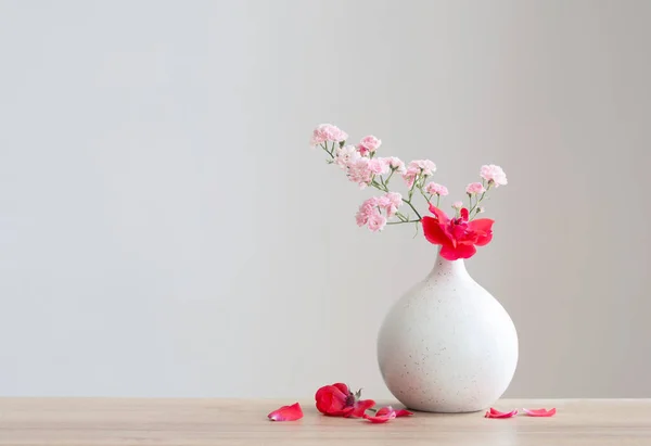 Růžové Růže Keramické Váze Dřevěném Stole — Stock fotografie