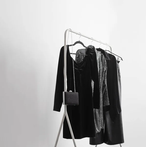 优雅的黑色晚礼服挂在衣架上 — 图库照片