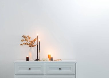 Güzel bir sonbahar evi dekoru. İçi yanan mumlarla dolu.